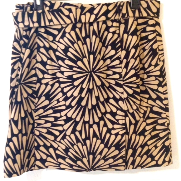 TALBOTS PETITES BLACK TAN SUNBURST PATTERN BELTED SKIRT SIZE 12 NWOT - Picture 3 of 10